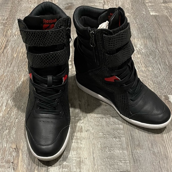 Reebook leather ankle sneaker.size 6 - Picture 1 of 6